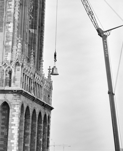 884818 Afbeelding van het optakelen van één van de zeven nieuwe luidklokken voor de Domtoren (Domplein) te Utrecht, ter ...